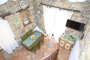 ein Zimmer mit Blick über die Decke, einem TV und einem Tisch in der Unterkunft Studio für 2 Personen ca 30 qm in Cefalù, Sizilien Nordküste von Sizilien in Cefalú