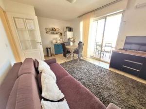 a living room with a couch and a table at Appartement 4 personnes in Canet-en-Roussillon
