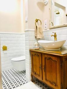 La salle de bains est pourvue d'un lavabo et de toilettes. dans l'établissement Lux Apartman Villa, à Hajdúszoboszló