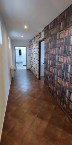 Cette chambre vide est dotée d'un mur et de carrelage. dans l'établissement Apartamenty Jagiełło, à Zamość