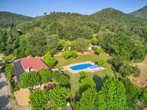 an aerial view of a house with a swimming pool at Camping-Bungalow la Vall de Campmajor in Sant Miquel de Campmajor