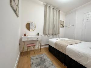 Un ou plusieurs lits dans un hébergement de l'établissement 2 Bedroom Apartment In Central London