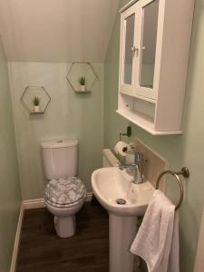 małą łazienkę z toaletą i umywalką w obiekcie The WestField w mieście Liversedge