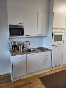 Dapur atau dapur kecil di Yksiö Sarvvikissa