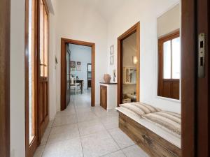 een slaapkamer met een bed en een hal bij Casa Lia - Independent apartment in the Gulf of Orosei in Galtellì
