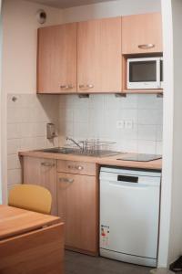 cocina con horno blanco y microondas en Bel appartement au calme avec parking, en Lyon