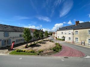 une rue vide dans une ville avec des bâtiments dans l'établissement Maison de charme, grand SPA JACUZZI, WIFI Fibre & Netflix, 