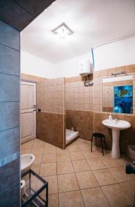 ein Badezimmer mit einem Waschbecken, einer Badewanne und einem WC in der Unterkunft Villa Scilla e Cariddi in Messina