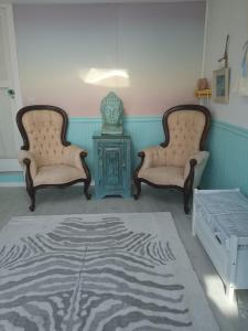 2 sillas y una mesa en una habitación con una alfombra de cebra en Bayview Bed & Breakfast, en Ballydehob