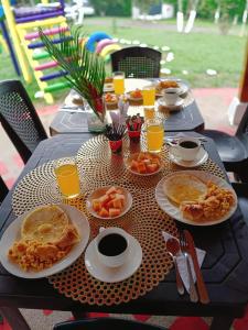 Options de petit-déjeuner proposées aux clients de l'établissement Finca Hotel Amanecer del Cafeto