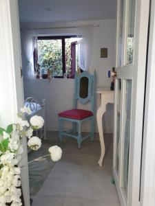 Habitación con silla, escritorio y ventana en Bayview Bed & Breakfast, en Ballydehob