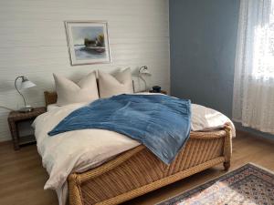 una camera da letto con un letto con una coperta blu sopra di Privathaus Sieglinde a Nußdorf
