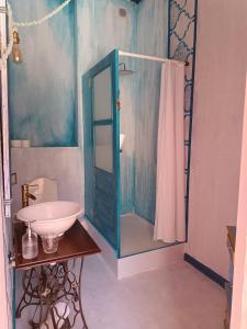 a bathroom with a sink and a shower at Avó da Rosa 2 in Faial da Terra