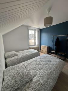 1 Schlafzimmer mit 2 Betten und einem Fenster in der Unterkunft Gîte T3 cœur de ville in Sully-sur-Loire