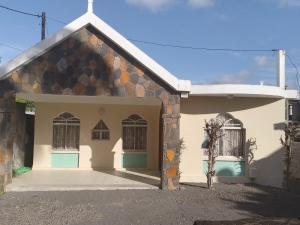 ein kleines Gebäude mit einem Kreuz auf der Seite in der Unterkunft Karibu in Rivière du Rempart