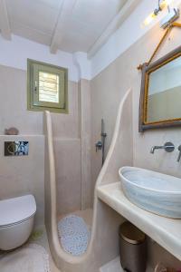 Koupelna v ubytování Supreme Villa with Sea View and Pool + 10 fotografií