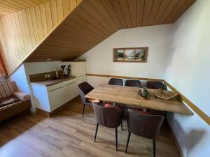 uma sala de jantar com uma mesa de madeira e cadeiras em Apart Sonnenheim em Kaunertal