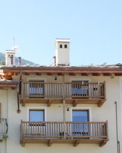 ein Haus mit Balkon an der Seite in der Unterkunft Lo Trapei in Aosta