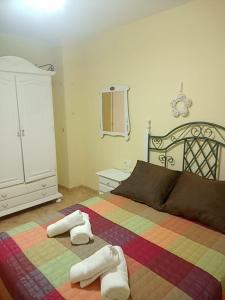 sypialnia z łóżkiem z ręcznikami w obiekcie Relájate en pareja o familia!!! w mieście Tavernes de Valldigna