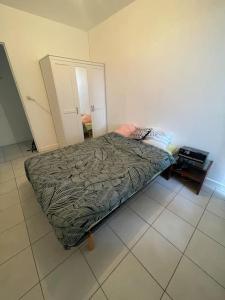 - une chambre avec un lit et une commode dans l'établissement Appartement 2 chambres / parking, à Agen