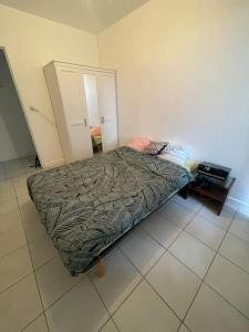 een slaapkamer met een bed en een ladekast erin bij Appartement 2 chambres parking draps et serviettes non fournies in Agen