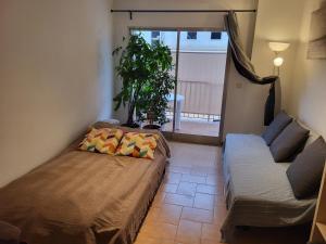 a living room with a bed and a couch at Apartamento Victoria, 300 m de la playa, 100 m centro in L'Estartit
