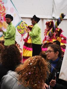 un grupo de personas frente a una actuación en El Rincon del Torcal en Villanueva de la Concepción