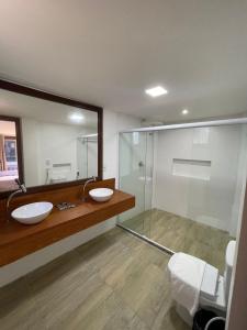 y baño con 2 lavabos y ducha. en FLATS SHALON - MORRO DE SÃO PAULO en Cairu