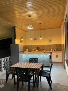 una cucina e una sala da pranzo con tavolo e sedie di Lagostar a Lagodekhi
