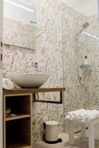 y baño con lavabo y ducha. en A CASA MIA b&b, en Cavaion Veronese