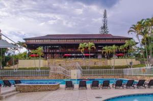 un resort con piscina e un edificio di Finca Santaleja a La Tebaida