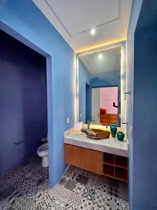y baño con lavabo, aseo y espejo. en Habitación en Casa Estudio Guerrero en Santiago