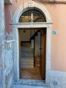 un accès à un bâtiment avec un escalier dans l'établissement Candidina 2, à Vernazza