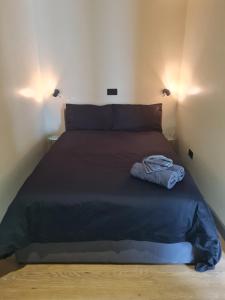 ein Bett in einem Schlafzimmer mit einer blauen Decke drauf in der Unterkunft Cassie's Cove in Margate