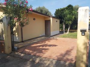a house with a gate and a driveway at Casa vacanza Marta in Torrenova