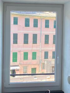 une fenêtre avec vue sur un bâtiment dans l'établissement Candidina 2, à Vernazza
