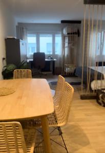 a dining table and chairs in a living room at Apartamento Loft centro Santiago in Santiago de Compostela