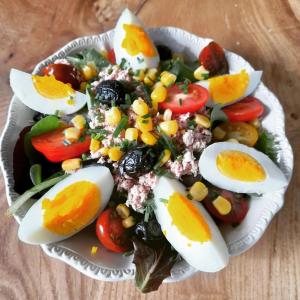 uma salada com ovos e vegetais numa mesa em Domaine du Grand Ormeau em Semillac