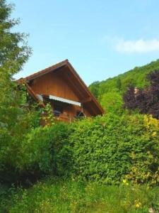 uma casa no lado de uma colina em Wohnung in Bad Ditzenbach mit Eigenem Garten em Bad Ditzenbach