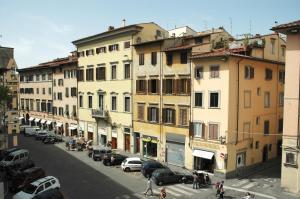 vistas a una calle de la ciudad con edificios y coches en De Cecco Apartments, en Florencia