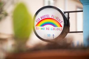 una lente d'ingrandimento con sopra un arcobaleno di Eco hostel floreale a Ercolano