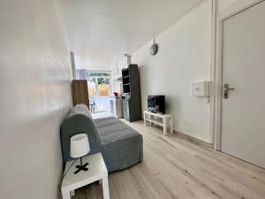 1 dormitorio con cama, sofá y mesa en 001 T2 Immeuble Persévérance, en Conflans-en-Jarnisy