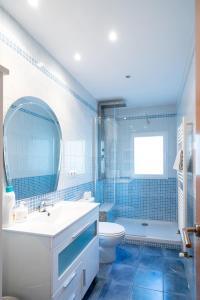 een badkamer met een wastafel, een toilet en een spiegel bij Apartamento GO Felipe II Center in Valladolid