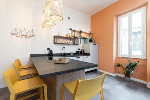 Kuchyň nebo kuchyňský kout v ubytování Loano centro Storico appartamento Loft con ParcheggioPrivatoGratuito