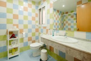 A bathroom at Apartamento Céntrico Még 37 kép