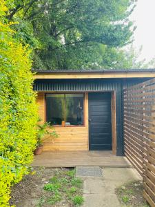 a small house with a wooden porch and a door at Cabaña céntrica en Temuco in Temuco