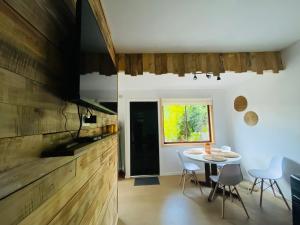 a kitchen with a table and chairs and a window at Cabaña céntrica en Temuco in Temuco