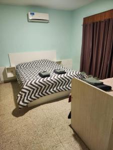 センテナリオにあるCasa Verdeのベッドルーム1室(ベッド1台に白黒の掛け布団付)