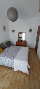 1 dormitorio con cama, tocador y espejo en Chez Rosa en Vila Real de Santo António