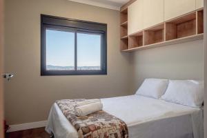 1 dormitorio con 1 cama grande y ventana en Incrível resort paradisíaco! en São Paulo